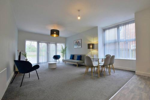 FREE PARKING - Spacious 2-BR close to Salford Royal photo 11