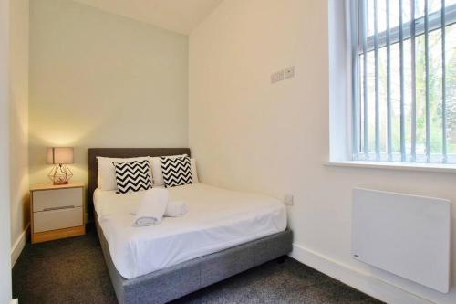FREE PARKING - Spacious 2-BR close to Salford Royal photo 13