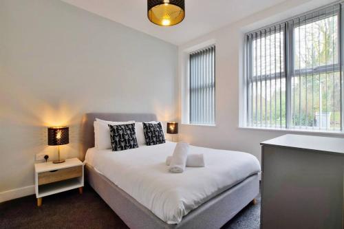 Una cama o camas en una habitación de FREE PARKING - Spacious 2-BR close to Salford Royal