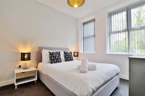FREE PARKING - Spacious 2-BR close to Salford Royal photo 16