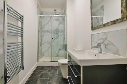 Un baño de FREE PARKING - Spacious 2-BR close to Salford Royal