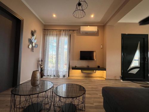 TV a/nebo společenská místnost v ubytování Corcyrana Apartment
