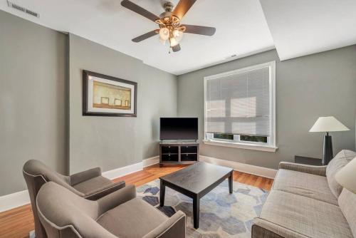 Un lugar para sentarse en Superb Two Unit Listing in STL