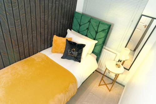 Postel nebo postele na pokoji v ubytování A Cosy, Elegant 3 Bed Suite
