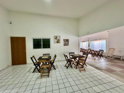 Pousada Manaíra في جواو بيسوا: غرفة بها طاولات وكراسي في غرفة