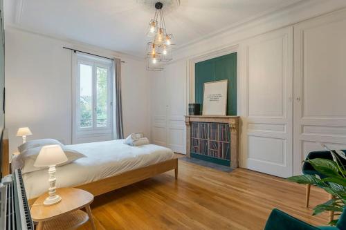 Ένα ή περισσότερα κρεβάτια σε δωμάτιο στο 10' de Lyon- Appartement Tassin Centre - 2 Parking