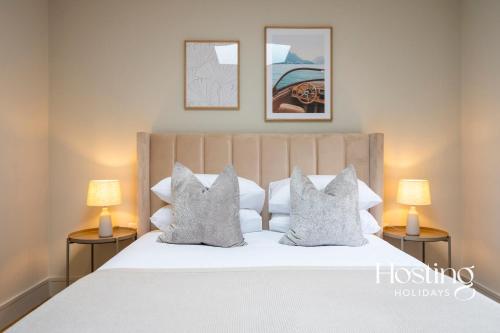 ein Schlafzimmer mit einem großen weißen Bett mit zwei Lampen in der Unterkunft The Elizabeth Suite - 3 Bedroom With Parking in Henley on Thames