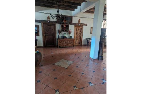 OYO Los Alcatraces في Tzintzuntzán: اطلالة غرفة معيشة مع أرضية بلاط