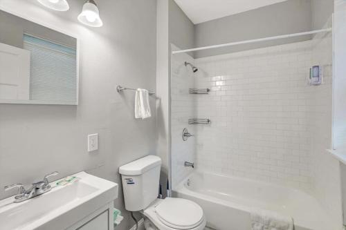 Baño blanco con aseo y lavamanos en Beautiful Brand New Tower Grove Units 2s&2n, en Richmond Heights