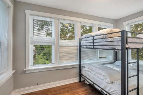 1 dormitorio con litera en una habitación con ventanas en Beautiful Brand New Tower Grove Units 2s&2n, en Richmond Heights