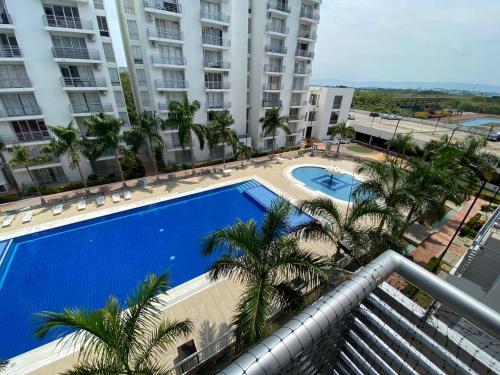 desde el balcón de un apartamento con vistas a la piscina en Hermoso apartamento Aqualina Green Piso 5 Vista a piscina, en Girardot