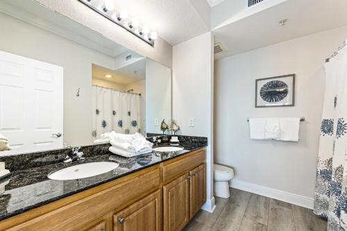 La salle de bains est pourvue d'un lavabo et de toilettes. dans l'établissement Crystal Tower Unit 1508, à Gulf Shores