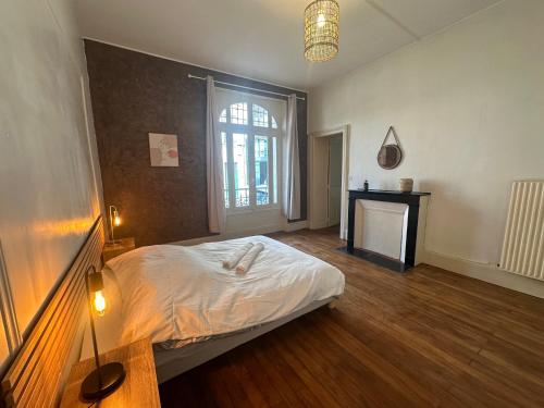 Tempat tidur dalam kamar di Appartement F4 centre Moulins