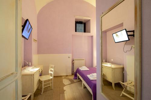 una stanza con due lavandini e uno specchio di Il Giardino di Tonia - Oplontis Guest House - Bed & Garden - a Torre Annunziata