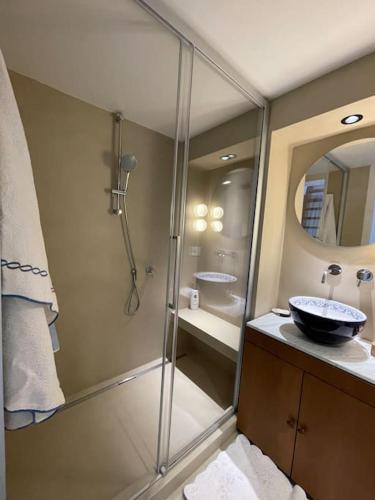 une salle de bain avec douche et lavabo dans l'établissement Fisherman's house in the heart of Port Grimaud, à Grimaud