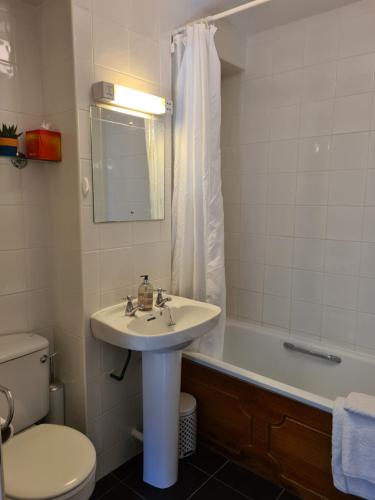 łazienka z umywalką, toaletą i wanną w obiekcie Quay village 16 w mieście Westport