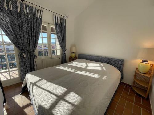 une chambre avec un lit et une fenêtre dans l'établissement Fisherman's house in the heart of Port Grimaud, à Grimaud