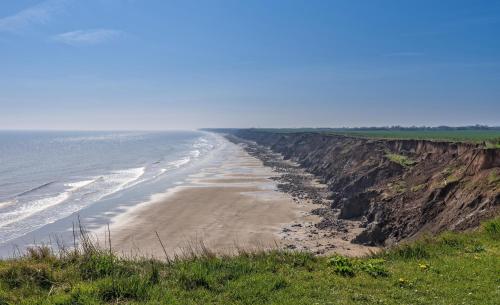 a view of the shoreline of a beach at Lovely 8 Berth Caravan With Decking And Wifi In Yorkshire, Ref 71011ic in Tunstall