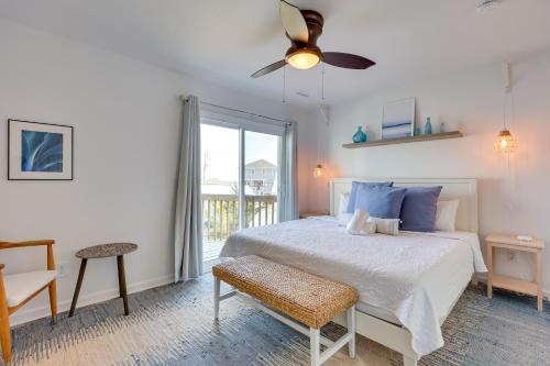 - une chambre avec un lit et un ventilateur de plafond dans l'établissement Carolina Beach Escape Walk to Ocean!, à Carolina Beach