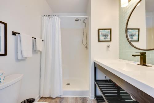 La salle de bains blanche est pourvue d'une douche et d'un lavabo. dans l'établissement Carolina Beach Escape Walk to Ocean!, à Carolina Beach