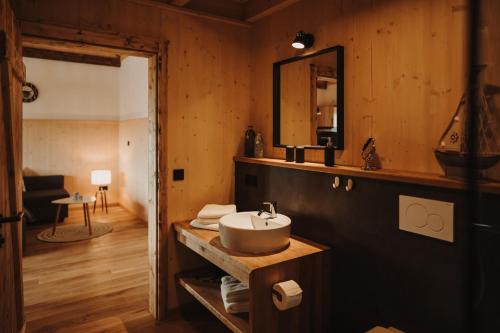 uma casa de banho com um lavatório e um espelho em Oberwald Chalets 1 em Schotten