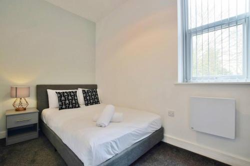 FREE PARKING - Charming 2-BR Flat near Salford Royal photo 11
