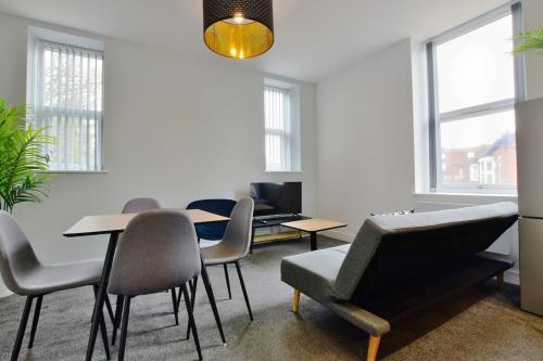FREE PARKING - Charming 2-BR Flat near Salford Royal photo 13