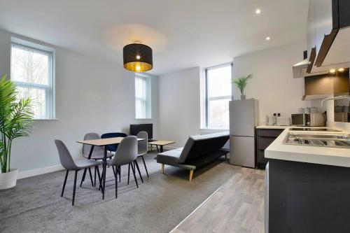 FREE PARKING - Charming 2-BR Flat near Salford Royal photo 8