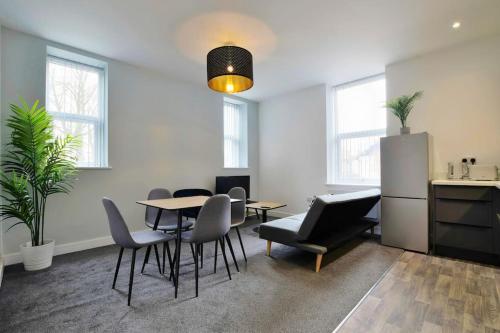 FREE PARKING - Charming 2-BR Flat near Salford Royal photo 14