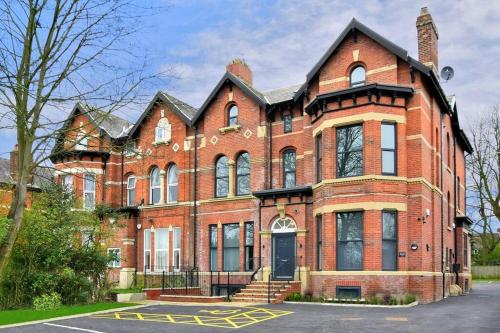 FREE PARKING - Charming 2-BR Flat near Salford Royal photo 6