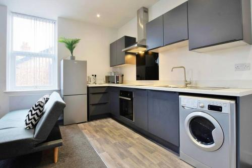 FREE PARKING - Charming 2-BR Flat near Salford Royal photo 15