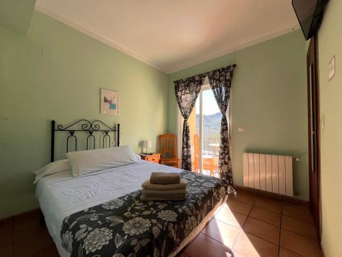 een slaapkamer met een bed en een raam bij Hotel Espadan in Azuébar