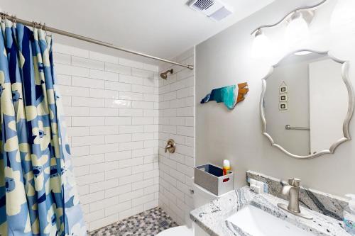 La salle de bains est pourvue d'un lavabo et d'un miroir. dans l'établissement Alternate Destination, à North Topsail Beach