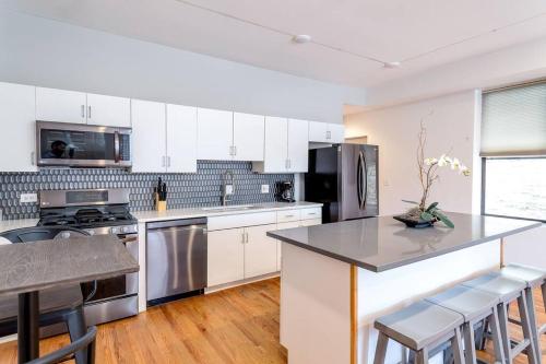 Kuchyň nebo kuchyňský kout v ubytování Central Chicago Suite Access to Patio Suite 1