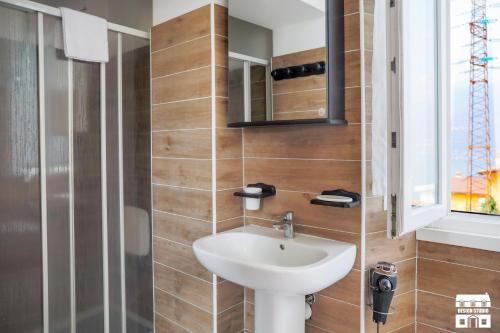 een badkamer met een wastafel en een spiegel bij Villa Lena in Bellano