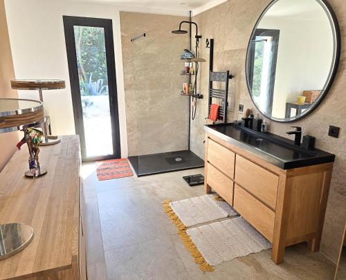 une salle de bain avec un lavabo et un miroir dans l'établissement Villa Nordsud, à Cavalaire-sur-Mer