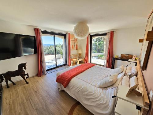 une chambre avec un chien debout devant un lit dans l'établissement Villa Nordsud, à Cavalaire-sur-Mer