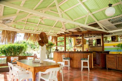 uma sala de jantar com uma mesa de madeira e cadeiras em Las Mariposas em Las Galeras