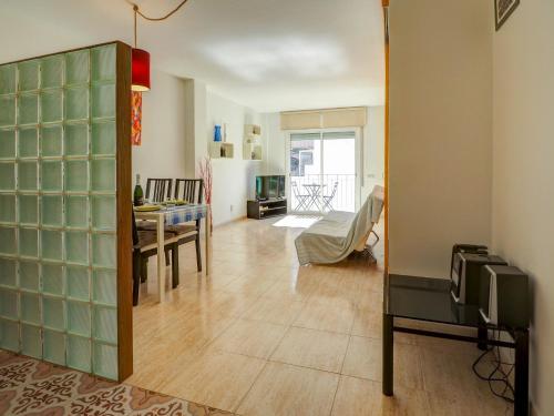 ein Wohnzimmer mit einem Tisch und einem Esszimmer in der Unterkunft Bonaire Apartment by Hello Homes Sitges in Sitges