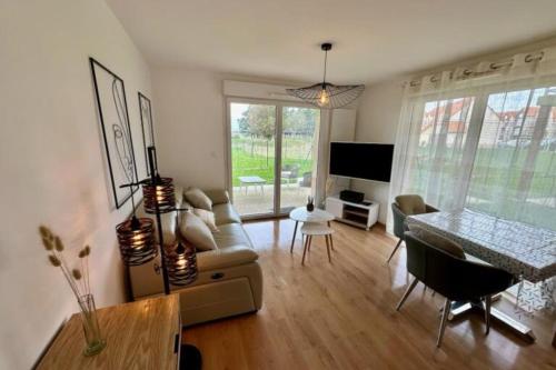 un salon avec un canapé et une table dans l'établissement A dream apartment in Étaples, à Étaples