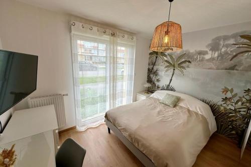une chambre avec un lit et une télévision à écran plat dans l'établissement A dream apartment in Étaples, à Étaples