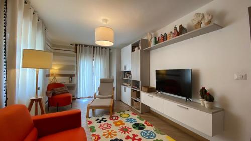 sala de estar con sofá y TV en La casa dei nonni al Montan - CIR SARRE 0035, en Aosta