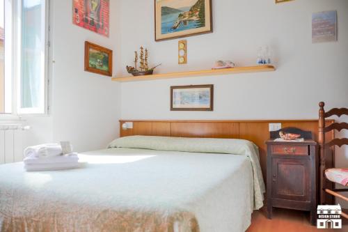 een slaapkamer met een bed en een nachtkastje met een bed sidx sidx bij Villa Lena in Bellano