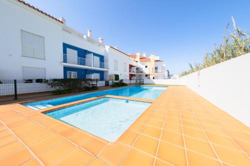 una piscina en la azotea de una casa en Paradise Apartments, en Baleal
