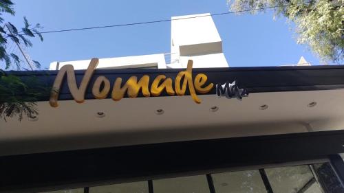 una señal en un edificio con la palabra no disponible en Nómade Hostel mdz en Mendoza