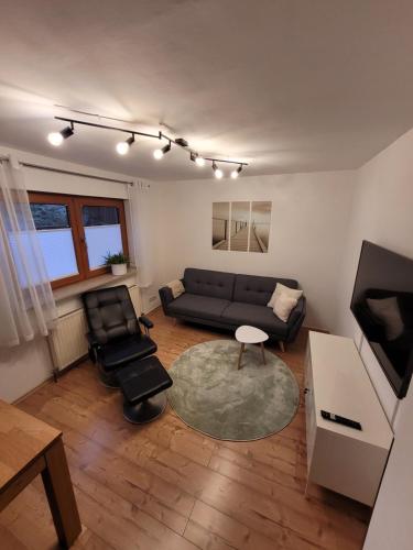 - un salon avec un canapé et une table dans l'établissement Fewo - klein aber fein, 1-3 Personen, Souterrain, à Rödental