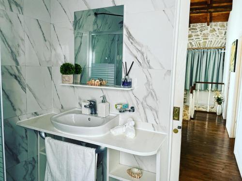 Koupelna v ubytování Art House Pagoi Sleeps 6 Parking 5 min to Beach