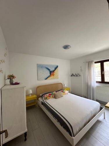 um quarto com uma cama num quarto em Lake Apartment Ischia White em Tenna 