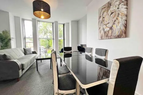 FREE PARKING - Cosy 2-BR Flat near Salford Royal photo 1