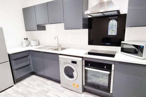 FREE PARKING - Cosy 2-BR Flat near Salford Royal photo 11